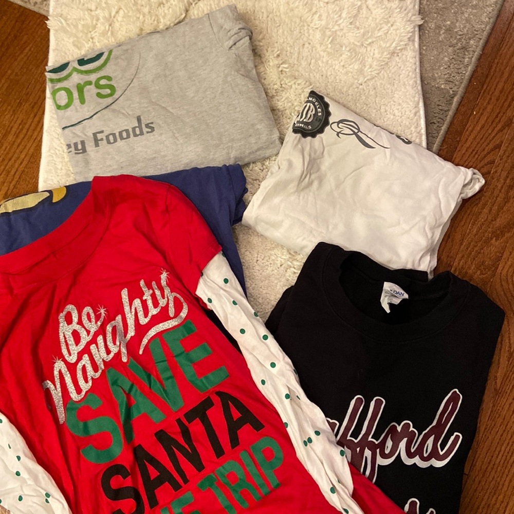 Various sizes from med to 3xl shirts and a sweatshirt in good condition.